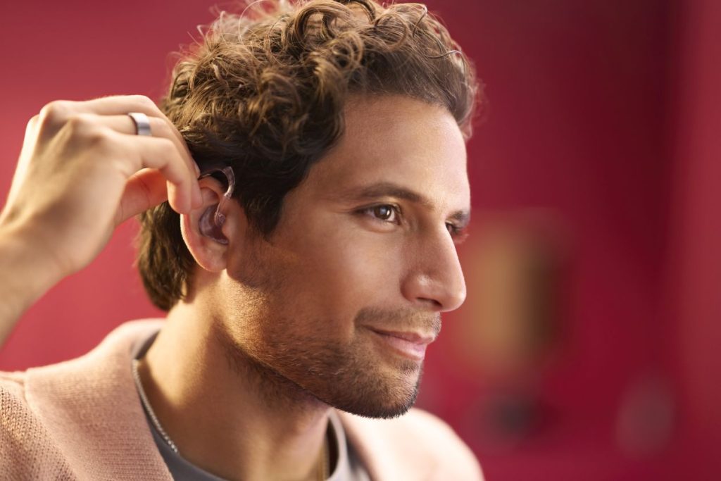 A person fitting the Enzo IA behind the ear 